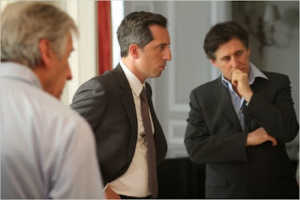rp Gabriel Byrne et Gad Elmaleh dans le film Le Capital.jpg