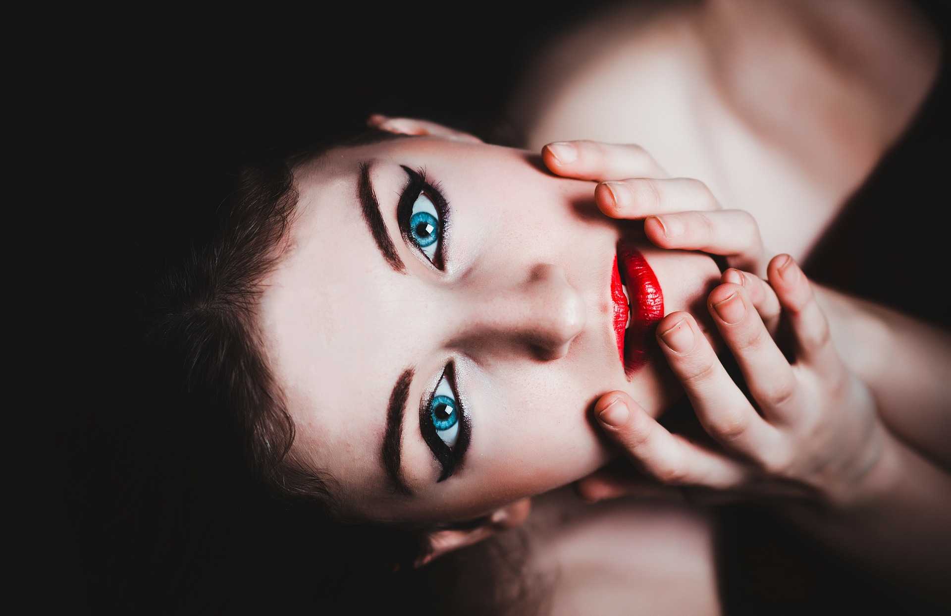 blue eyes 237438 1920 2