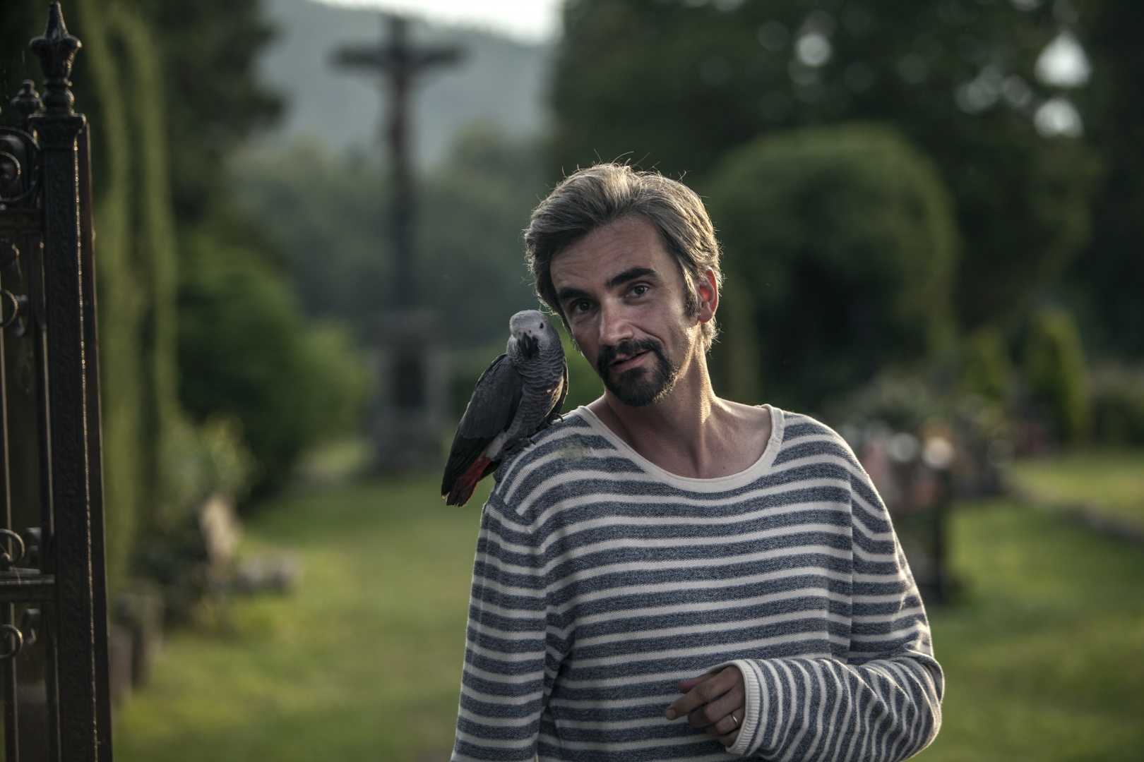 Martin Myšička s papouškem během natáčení filmu Ztraceni v Mnichově