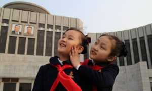  V paprscích slunce, je dokument zařazený do soutěže a pojednává o životě v Severní Koreji z pohledu malé holky.