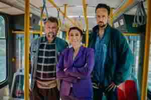 Revizori v podani Marka Daniela a Martina E. Kysperskeho s cestujici Simonou Babcakovou zdroj Mall.tv