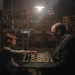 Dámský gambit - Je to dobré, když žena natře "prdel" zkušeným šachistům.