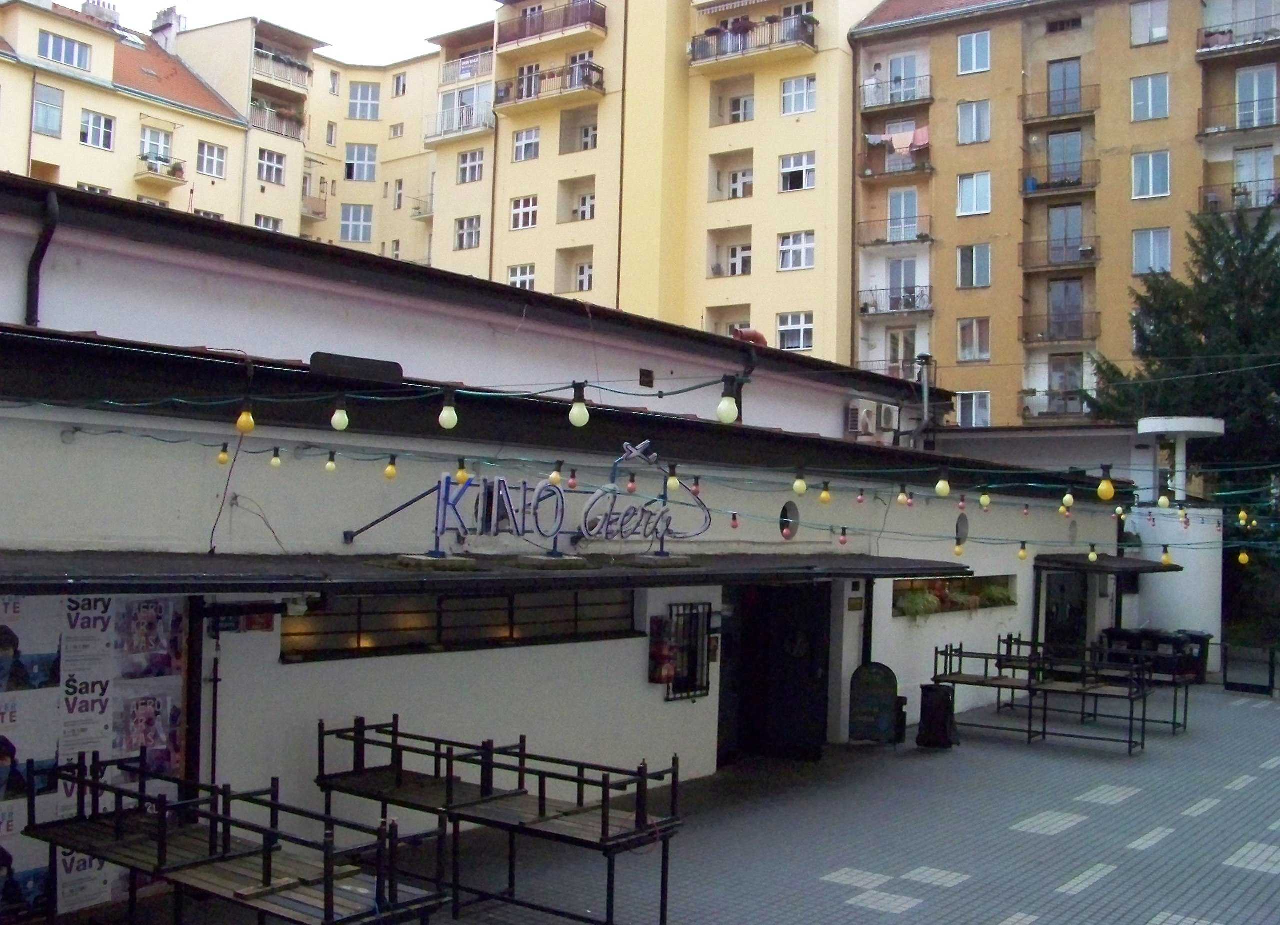Kino Aero nadvori od vstupu 01