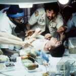 John Hurt a jeho nečekaná cesta do vesmírné parodie: Příběh jeho účasti ve filmu Spaceballs (1987)