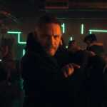 Totální rozklad: Tom Hardy: Thriller od Netflixu převažuje styl nad obsahem, ale i tak je úderný
