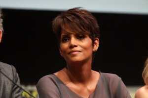 Autor: Gage Skidmore from Peoria, AZ, United States of America – Halle Berry, CC BY-SA 2.0