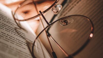 KNIHOMOLSKÉ OKÉNKO, aneb spisovatelé a básníci narozeni 9. února