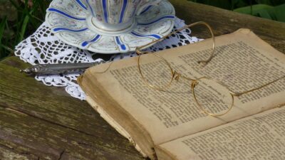 KNIHOMOLSKÉ OKÉNKO, aneb spisovatelé a básníci narozeni 10. února