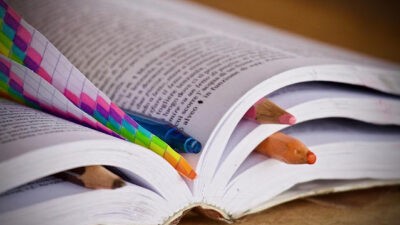 KNIHOMOLSKÉ OKÉNKO, aneb spisovatelé a básníci narozeni 4. března