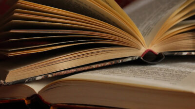 KNIHOMOLSKÉ OKÉNKO, aneb spisovatelé a básníci narozeni 15. března