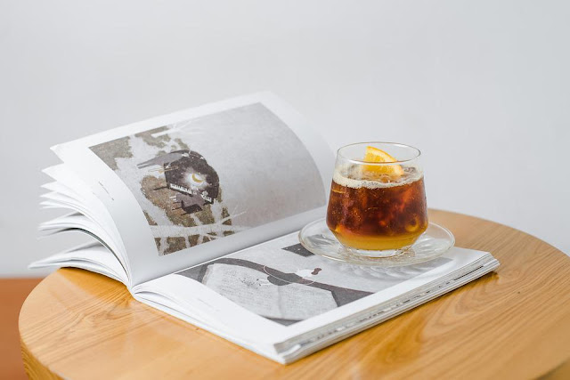 KNIHOMOLSKÉ OKÉNKO, aneb spisovatelé a básníci narozeni 2. dubna 0204