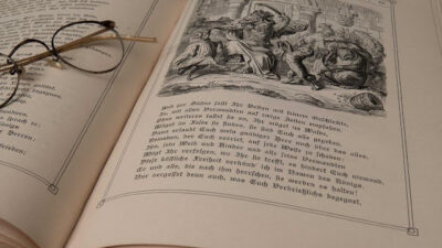 KNIHOMOLSKÉ OKÉNKO, aneb spisovatelé a básníci narozeni 13. dubna