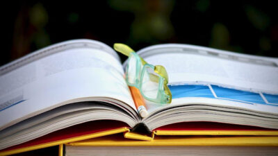 KNIHOMOLSKÉ OKÉNKO, aneb spisovatelé a básníci narozeni 14. dubna