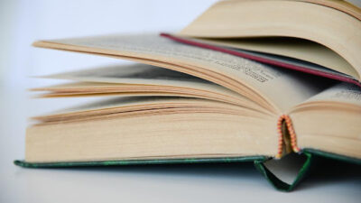 KNIHOMOLSKÉ OKÉNKO, aneb spisovatelé a básníci narozeni 18. dubna