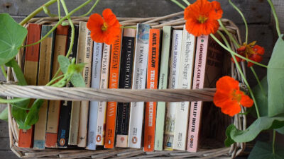 KNIHOMOLSKÉ OKÉNKO, aneb spisovatelé a básníci narozeni 21. dubna