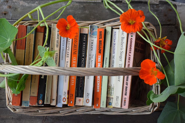 KNIHOMOLSKÉ OKÉNKO, aneb spisovatelé a básníci narozeni 21. dubna 2104