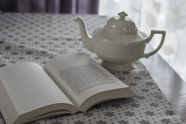 KNIHOMOLSKÉ OKÉNKO, aneb spisovatelé a básníci narozeni 22. března 2203