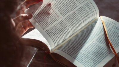 KNIHOMOLSKÉ OKÉNKO, aneb spisovatelé a básníci narozeni 23. dubna