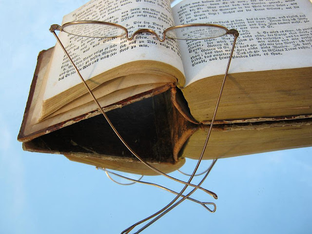 KNIHOMOLSKÉ OKÉNKO, aneb spisovatelé a básníci narozeni 26. dubna 2604