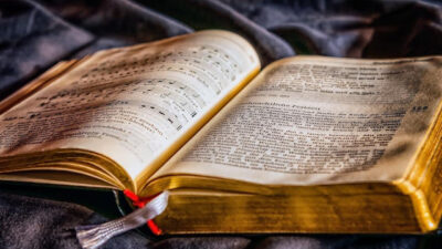 KNIHOMOLSKÉ OKÉNKO, aneb spisovatelé a básníci narozeni 28. března