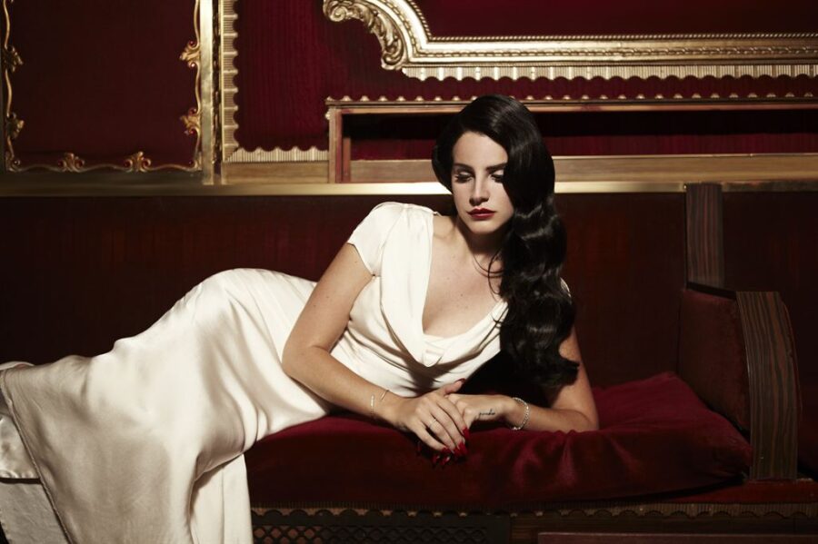 Lana Del Rey a David Arnold představují titulní skladbu #007FirstLight Lana Del Rey Releases Music Video For New Track 'Burning Desire'9
