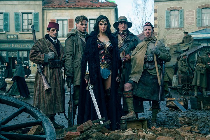 Nejlepší filmy roku 2017: Od superhrdinek po futuristické dilema EE