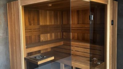 Fenomén „detoxikačního akné“: Proč se pleť po prvních návštěvách sauny přechodně zhorší a proč byste to neměli vzdávat